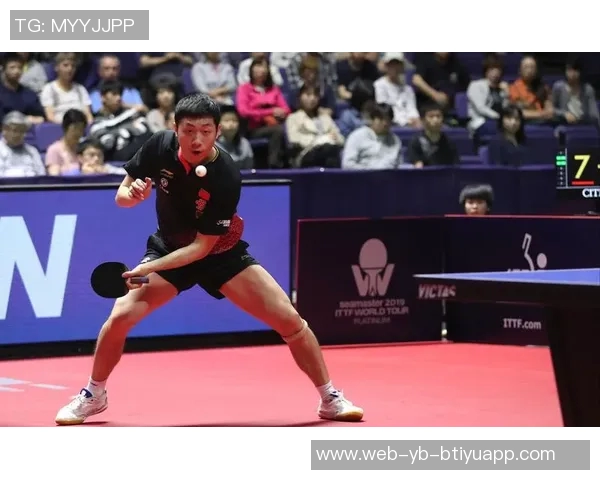 文班在队内训练中化身怪物持球一条龙突破抗飞防守完成双手暴扣