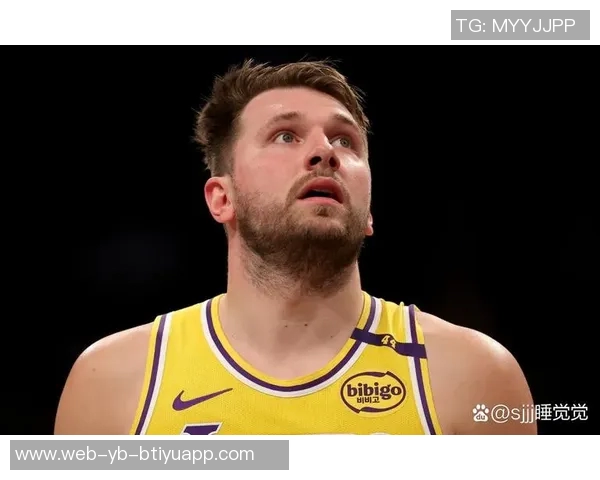 日本性感女星昨日现身湖人主场穿东契奇球衣引发热议